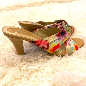 Naturalizer N5 Comfort heel. Colorful floral print. Size 7.
